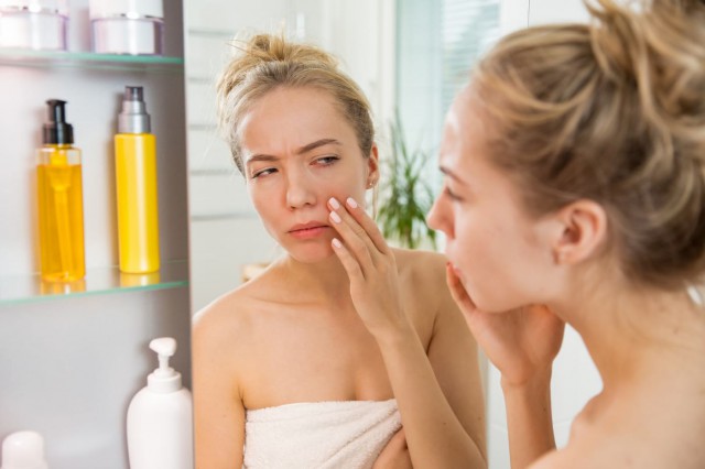 Te trezești cu fața umflată dimineața? 7 cauze posibile
