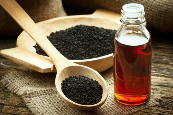 Uleiul de chimen negru, aliat de preț pentru un păr frumos