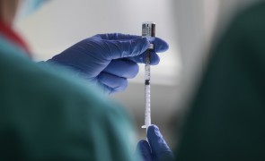 Aproximativ 1500 de elevi constănțeni se vaccinează împotriva SARS-CoV-2