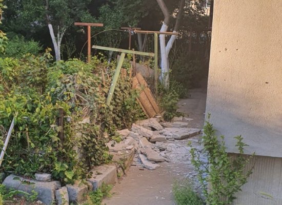 PERICOL! Bucată de beton desprinsă de pe bloc, pe strada Nicolae Milescu