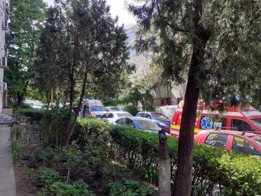 ANCHETĂ! Un bărbat a fost ÎNJUNGHIAT de propria FIICĂ, în scara blocului!
