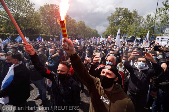Manifestaţie masivă a poliţiştilor francezi, confruntaţi cu pericole tot mai mari într-o ţară cu o insecuritate în creştere
