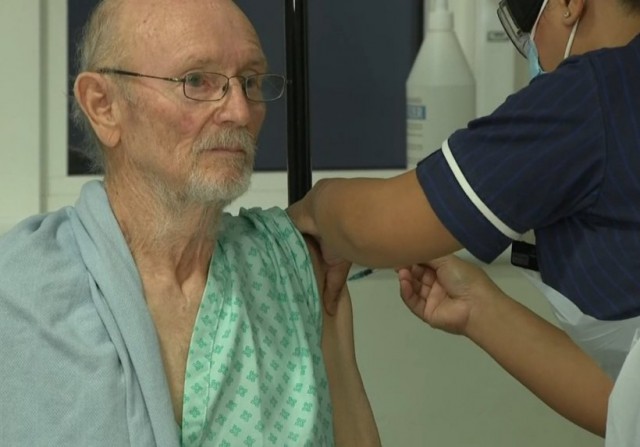 A murit primul bărbat din lume care a fost vaccinat anti-COVID