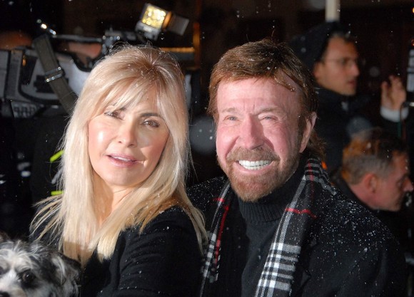 Gemenii născuţi prematur ai lui Chuck Norris au 19 ani. Cum arată acum