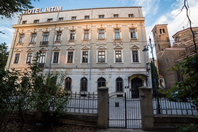 Hotelul INTIM ”PLÂNGE” printre RUINELE centrului istoric al orașului