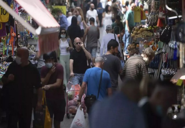 Israelul a reintrodus măsura purtării măştii de protecţie în anumite zone