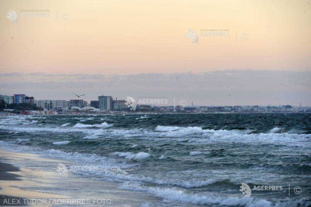 Litoralul pentru Toţi: Românii pot merge la mare, începând de vineri, cu preţuri de la 40 lei/noapte