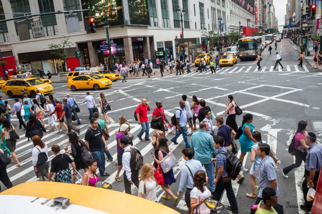 Coronavirus: Franţa redeschide terasele şi muzeele, New Yorkul renunţă la purtarea măştii