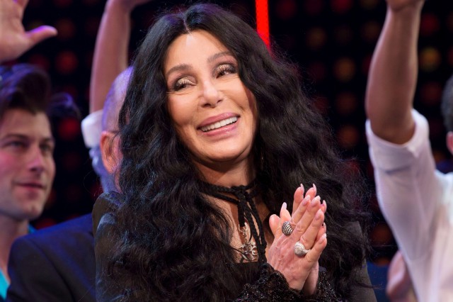 Un film biografic dedicat cântăreţei Cher va fi produs de studioul Universal