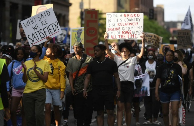 SUA: Manifestaţii la Minneapolis şi apeluri la schimbare, la un an de la moartea lui George Floyd