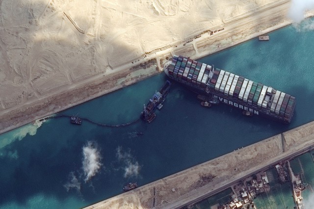 Egiptul şi-a redus pretenţiile cu privire la despăgubirile pentru blocarea canalului Suez