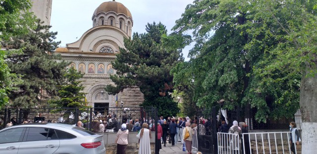 PUHOI de lume la SLUJBA oficiată de IPS TEODOSIE! Video