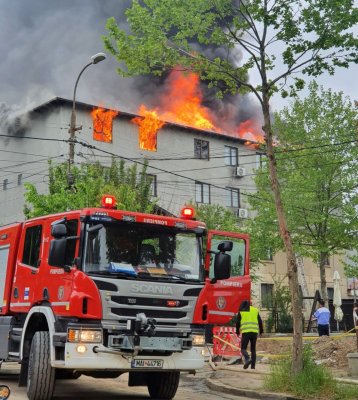 INCENDIU VIOLENT la EFORIE: CLĂDIRE în FLĂCĂRI! Video