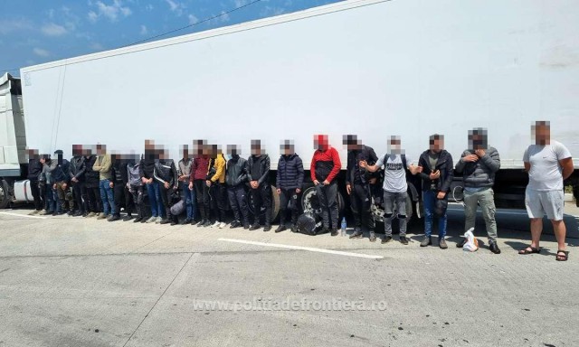 Poliția de frontieră: 21 de cetățeni străini, depistaţi într-un autocamion încărcat cu pepeni