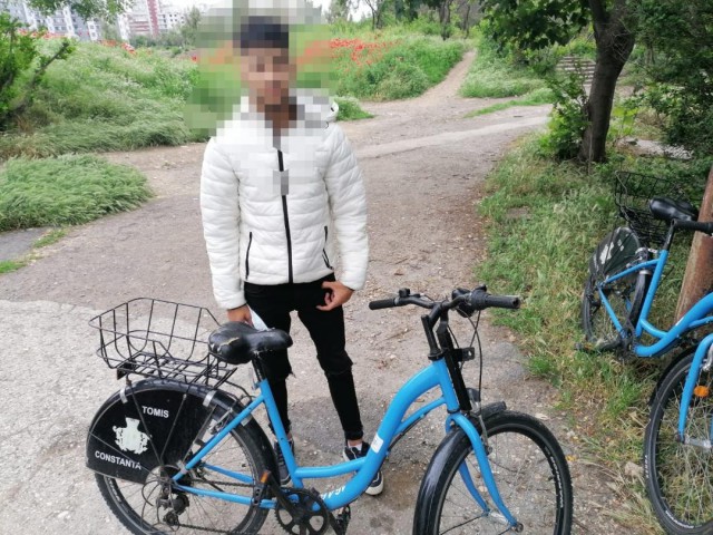 TINERI CERCETAŢI pentru FURTUL a douĂ BICICLETE din flota BIKE SHARING