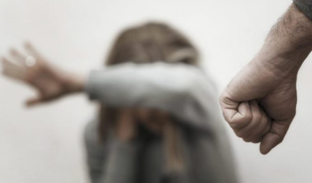 O femeie a sărit de la etajul patru pentru a scăpa de concubinul agresor