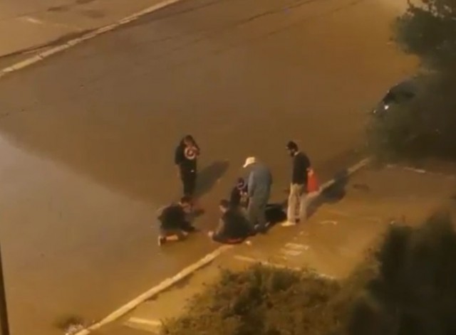 Din LIPSĂ de OCUPAȚIE, s-au apucat de JUCAT BARBUT în fața GĂRII. Video