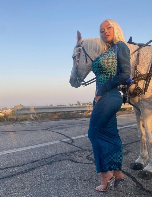 Christina Aguilera a ieșit cu calul pe autostradă, îmbrăcată în cea mai mulată rochie!