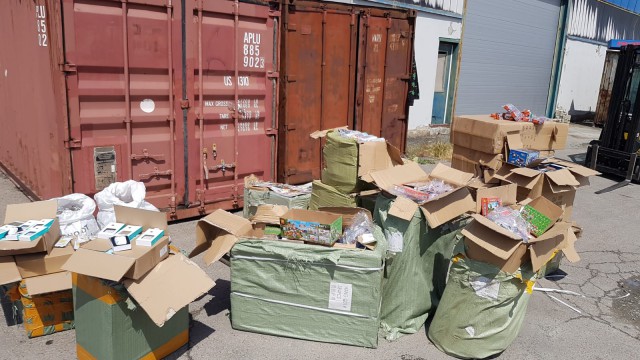 Accesorii aniversare CONTRAFĂCUTE, DESCOPERITE în Portul Constanţa Sud Agigea