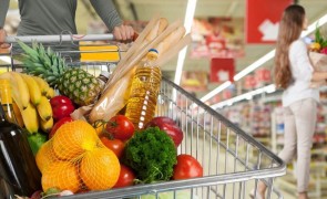 Românii cumpără tot mai puțin din cauză că produsele sunt din ce în ce mai scumpe