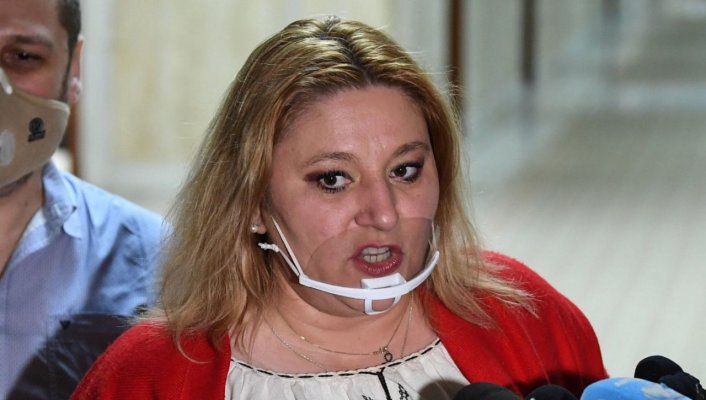 Diana Șoșoacă îi cere demisia premierului Ciucă: „Să pună mâna pe carte și să învețe”
