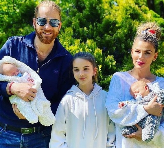Alina Laufer, prima apariție cu gemenii, la TV: „Davina râde non stop, Nathaniel e mereu încruntat“
