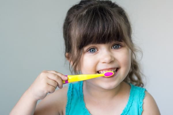 Igiena dentară la copii - cum îi înveți pe cei mici să adopte obiceiuri sănătoase