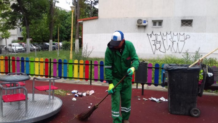 Continuă igienizarea locurilor de joacă, la Constanţa