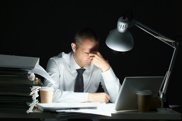 Riscul de al doilea infarct crește odată cu programul prelungit la muncă
