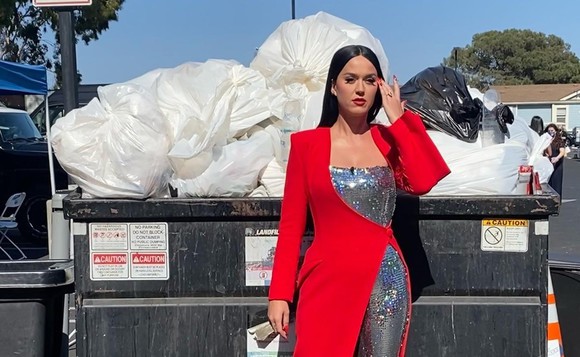 Katy Perry îi pregăteşte deja fiicei de un an rochiile pe care le va purta în adolescenţă