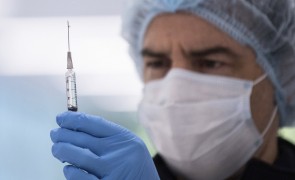 Doi asistenți medicali, reținuți pentru că primeau sute de lei pentru fiecare vaccinare falsă