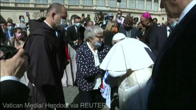 Papa Francisc a sărutat numărul de lagăr tatuat pe braţul unei supravieţuitoare a Holocaustului