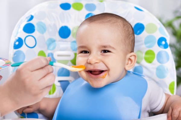 Piureuri pentru bebeluși - de la ce vârstă îi poți da fructe și legume