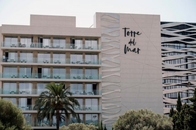 Doi turişti au murit după ce au căzut de la balconul unui hotel