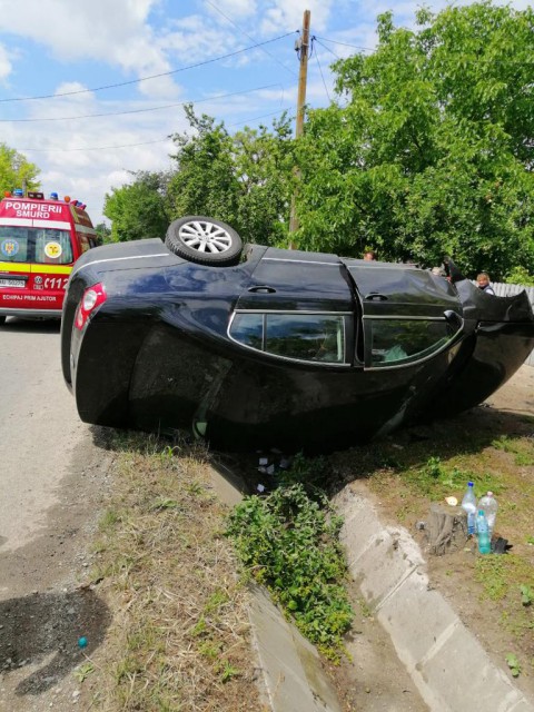 Accident rutier în ȚĂNDĂREI: un AUTOTURISM s-a RĂSTURNAT
