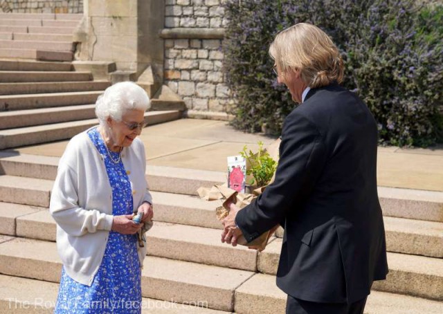 Regina Elisabeta a II-a a primit un trandafir numit după regretatul ei soţ, prinţul Philip