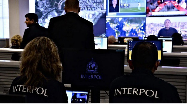 Un bărbat căutat de Interpol s-a sinucis împreună cu fiica sa de 6 ani