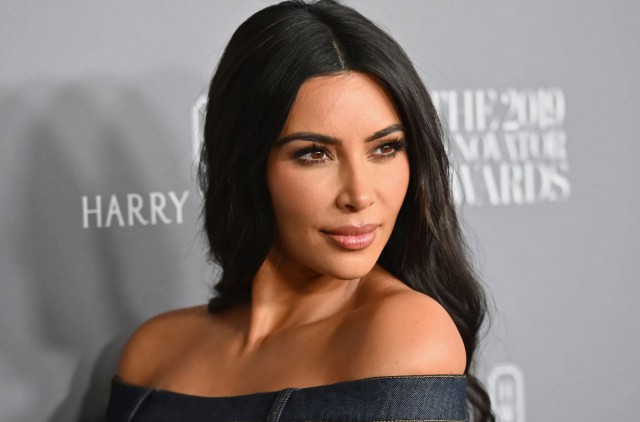 Kim Kardashian și-a etalat posteriorul de un miliard de dolari la piscină!