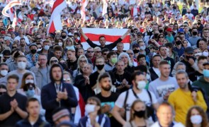 Cetăţenii din Belarus sunt disperaţi: Şi-au instalat tabere la graniţele cu Polonia şi Lituania