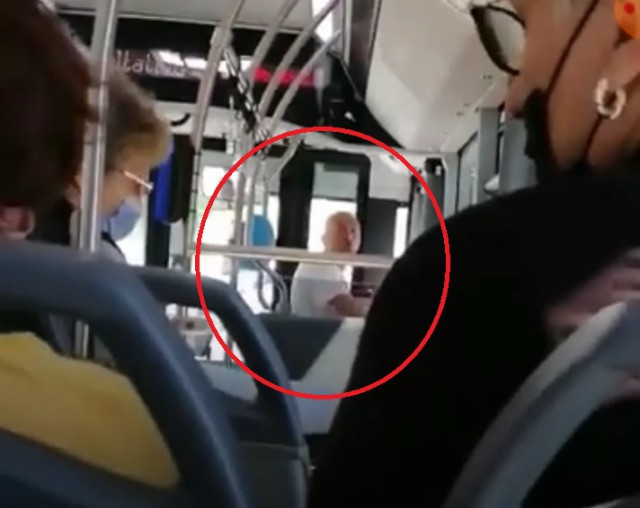 NEBUN de LEGAT! A făcut SCANDAL în AUTOBUZ şi a băgat SPAIMA în călători. Video