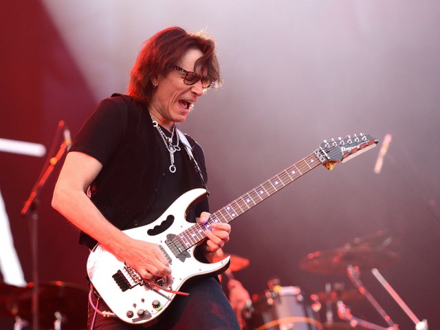 Chitaristul american Steve Vai vine la Bucureşti