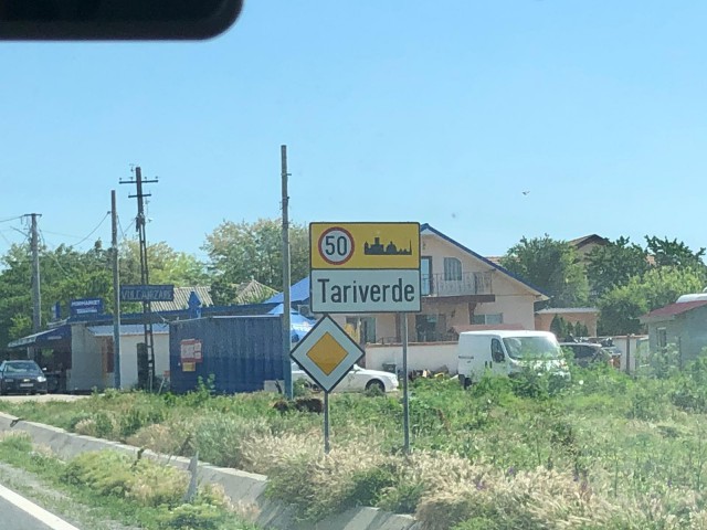 Autoturism răsturnat la ieșire din Tariverde: o femeie a fost rănită