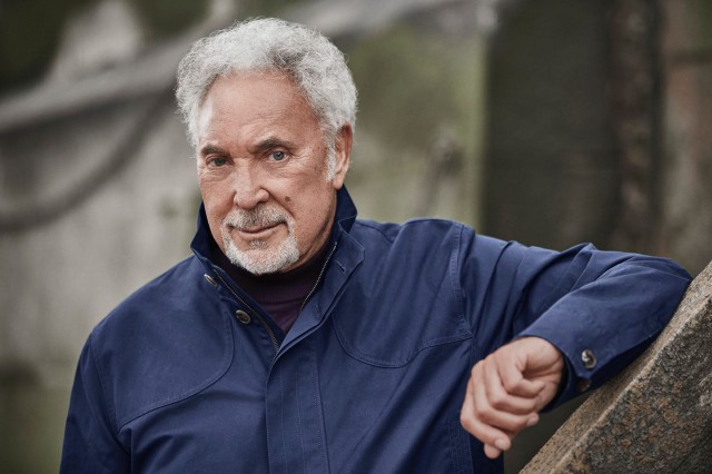 Tom Jones intenţionează să concerteze cât timp va avea „două picioare zdravene“