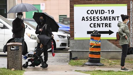 Coronavirus: Majoritatea canadienilor respinge ideea împărţirii vaccinurilor cu celelalte ţări