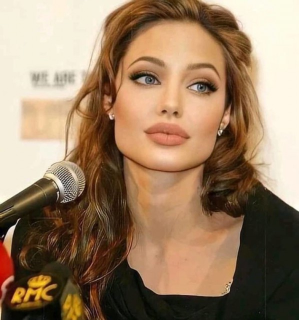 Sezonul vechilor poveşti de dragoste: La ce fost soţ acasă a fost văzută noaptea Angelina Jolie
