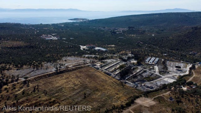 Grecia: Patru migranţi afgani, condamnaţi la zece ani de închisoare pentru incendierea taberei de la Moria