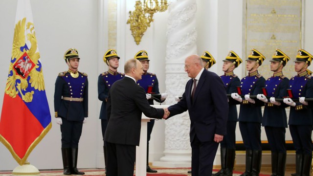 Preşedintele Putin i-a premiat pe creatorii vaccinului Sputnik V cu ocazia Zilei Naţionale a Rusiei