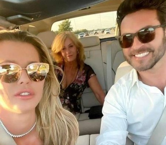Alina Vidican a primit o mașină cadou de la partener. Cât costă bolidul de lux