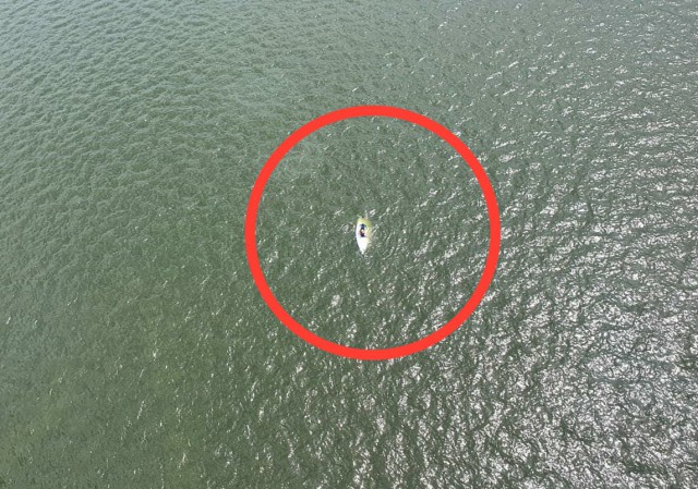 ALERTĂ pe lacul SIUTGHIOL! O BARCĂ cu TREI persoane la BORD s-a RĂSTURNAT. Video!