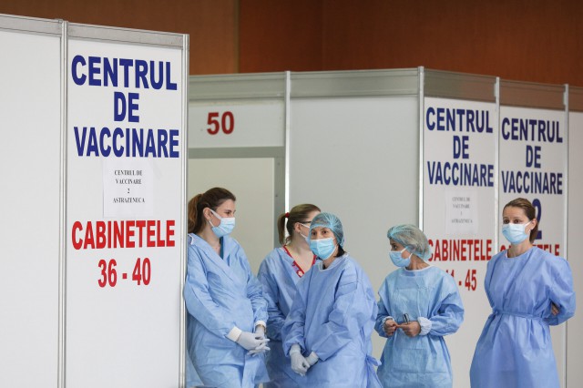 Campania de vaccinare merge prost. Statul începe să închidă centrele și să reducă importul de vaccinuri